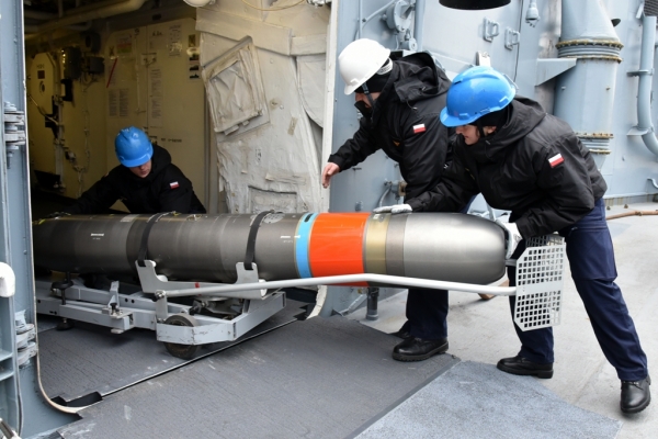 Trening załadunku uzbrojenia torpedowego